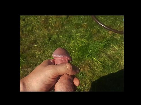 ❤️ Vruća zgodnica jebe svoju ružičastu macu i svršava špricom u ljetnom vrtu Prekrasni porno u pornografiji hr.tusar.top ️❤
